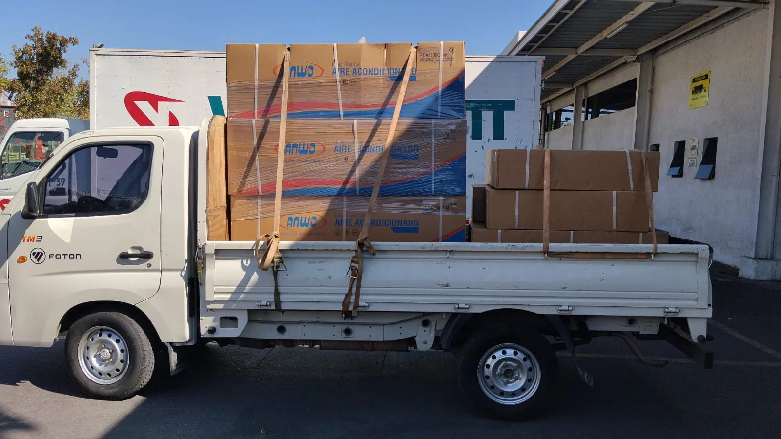 Camión de Fletes Transporte MatCris cargado con equipos de aire acondicionado en una bodega de Santiago